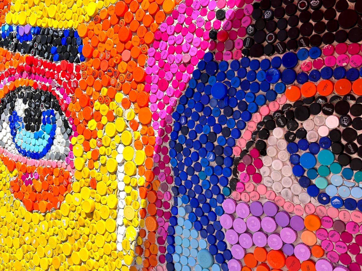 Tappi, arte e impegno civico: il progetto sostenibile che coinvolge Akrea e la comunità